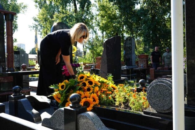 Голова Луганської ОВА поклав квіти на могили Темура Юлдашева та Василя Богача