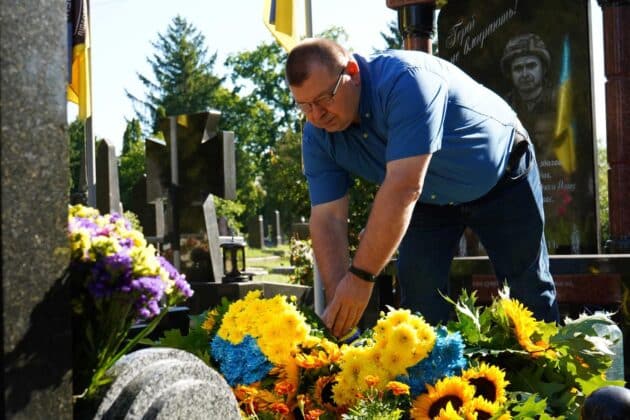 Голова Луганської ОВА поклав квіти на могили Темура Юлдашева та Василя Богача