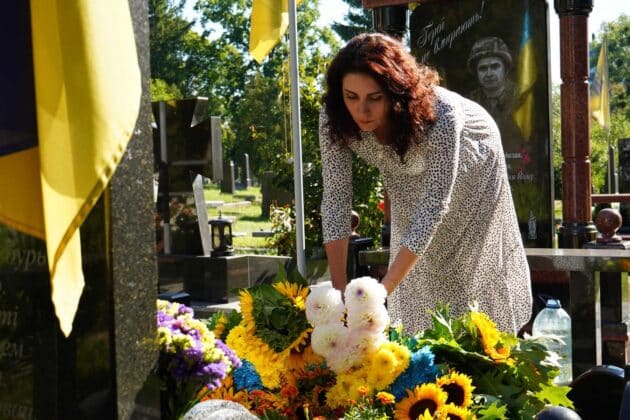 Голова Луганської ОВА поклав квіти на могили Темура Юлдашева та Василя Богача