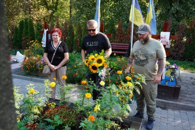 Голова Луганської ОВА поклав квіти на могили Темура Юлдашева та Василя Богача
