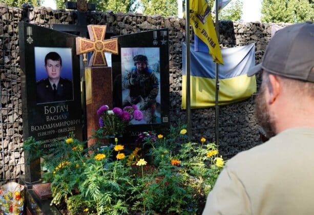 Голова Луганської ОВА поклав квіти на могили Темура Юлдашева та Василя Богача