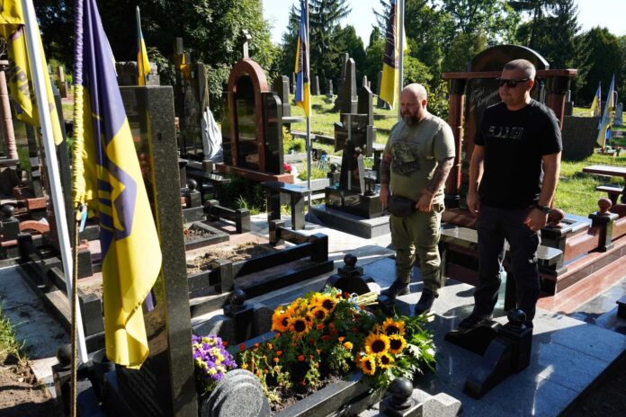 Голова Луганської ОВА поклав квіти на могили Темура Юлдашева та Василя Богача