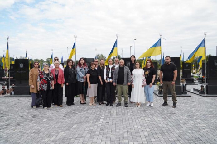 Родини загиблих Захисників Луганщини вшанували пам’ять Героїв у День Незалежності