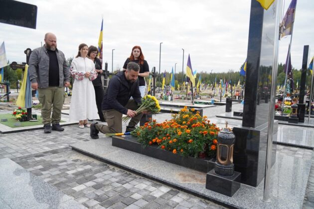 Родини загиблих Захисників Луганщини вшанували пам’ять Героїв у День Незалежності