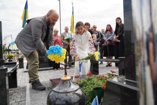 Родини загиблих Захисників Луганщини вшанували пам’ять Героїв у День Незалежності
