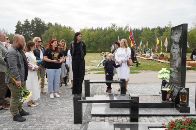 Родини загиблих Захисників Луганщини вшанували пам’ять Героїв у День Незалежності