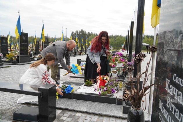 Родини загиблих Захисників Луганщини вшанували пам’ять Героїв у День Незалежності