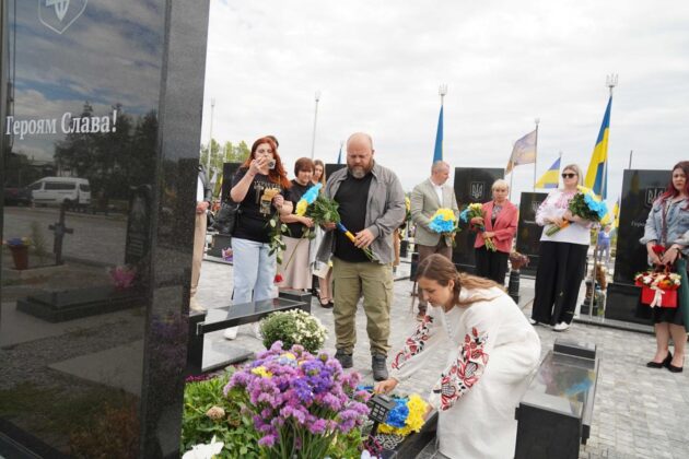 Родини загиблих Захисників Луганщини вшанували пам’ять Героїв у День Незалежності