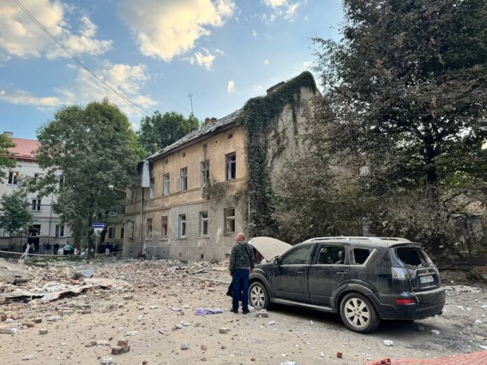 рф атакувала Львів ракетами та дронами: є загиблий і поранені