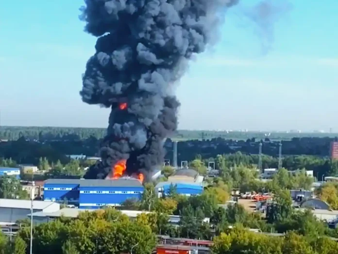 На росії під москвою потужно палає хімзавод. Відео