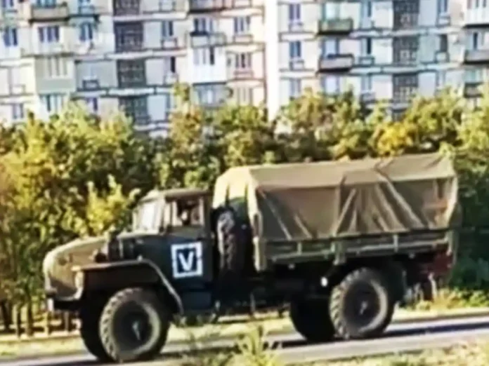 рф перекидає військові вантажівки та особовий склад у бік Запоріжжя