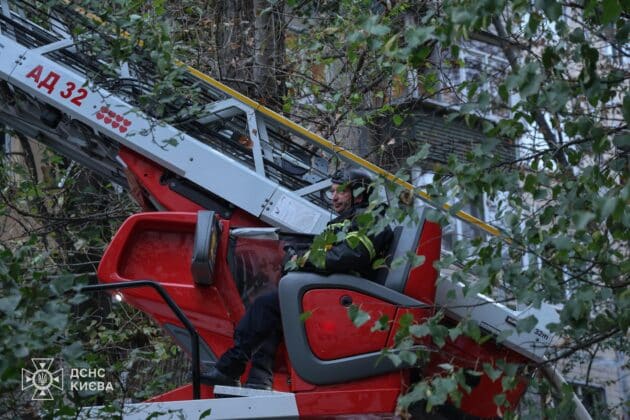 Наслідки російської атаки на Київ: руйнування, пожежі та жертви