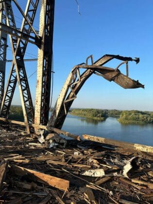У Кременчуці відновлюють рух після удару по мосту через Дніпро