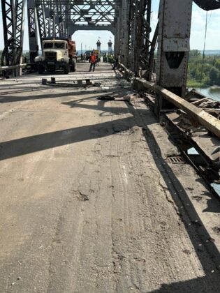 У Кременчуці відновлюють рух після удару по мосту через Дніпро