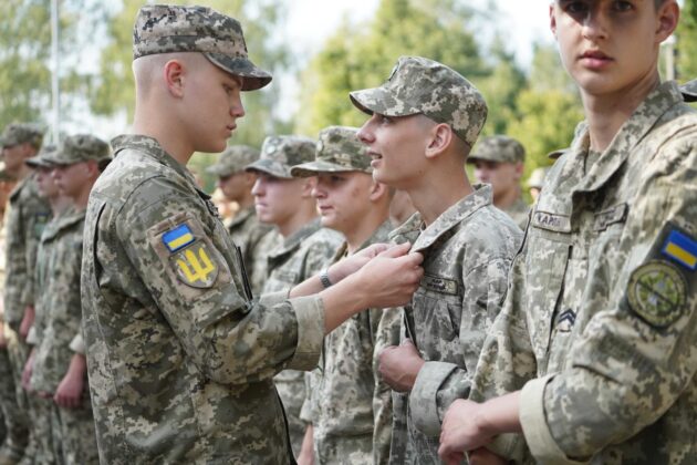 Луганський військовий ліцей відзначив День знань: першокурсники отримали свої перші погони