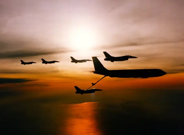 США підняли F-16 для перехоплення російських літаків біля Аляски