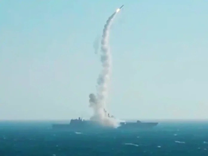 росія запустила гіперзвукову ракету під час навчань Захід-2025