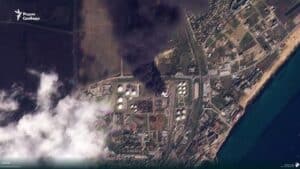 В окупованій Феодосії палає нафтобаза: дим видно на 12 км