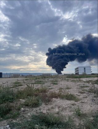 В окупованій Феодосії палає нафтобаза: дим видно на 12 км
