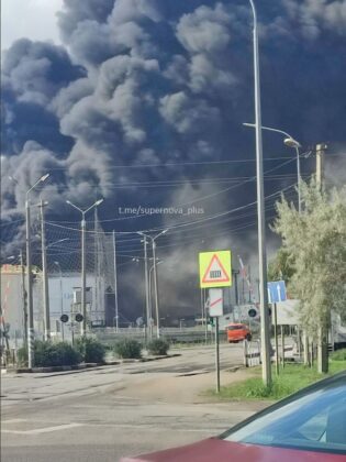 В окупованій Феодосії палає нафтобаза: дим видно на 12 км
