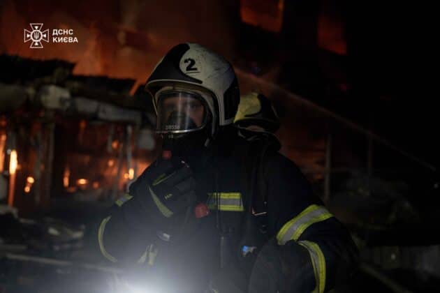 Двоє загиблих і десятеро поранених: наслідки нічної атаки на Київ