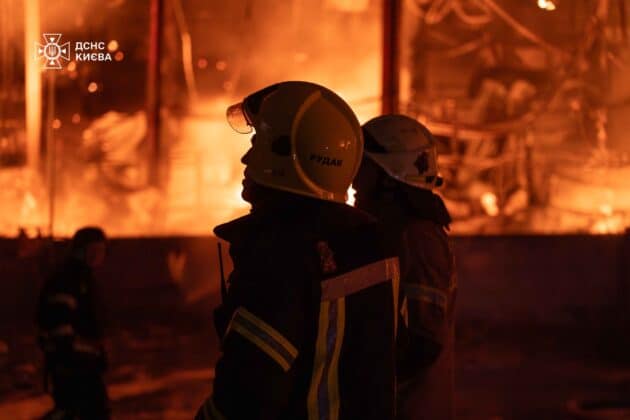 Двоє загиблих і десятеро поранених: наслідки нічної атаки на Київ