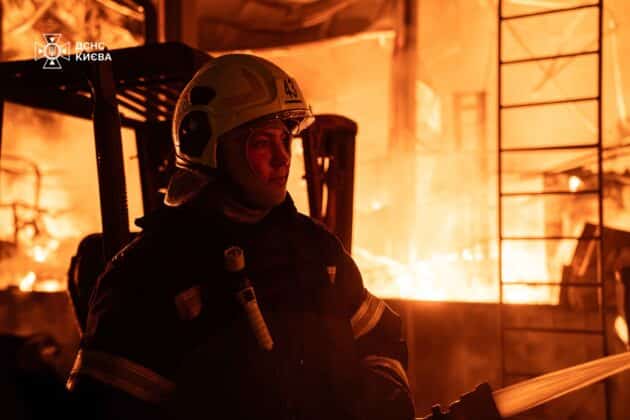 Двоє загиблих і десятеро поранених: наслідки нічної атаки на Київ