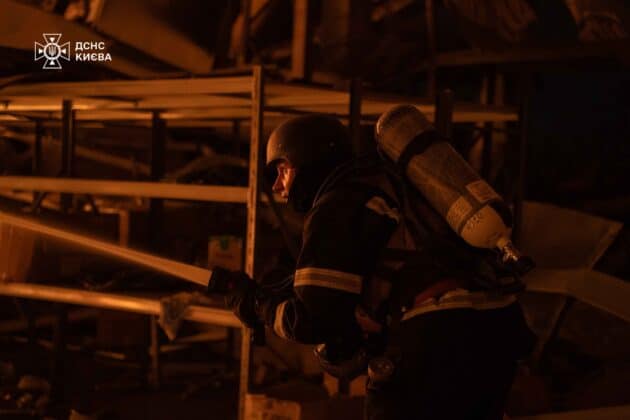 Двоє загиблих і десятеро поранених: наслідки нічної атаки на Київ