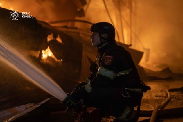 Двоє загиблих і десятеро поранених: наслідки нічної атаки на Київ