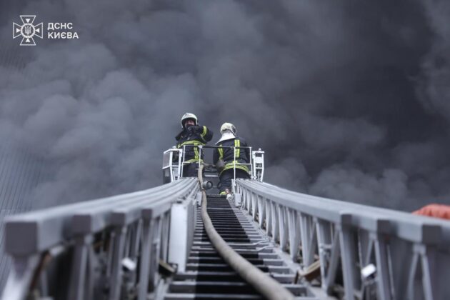 Двоє загиблих і десятеро поранених: наслідки нічної атаки на Київ