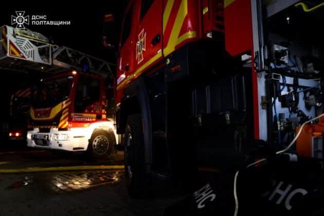 У Полтаві після російської атаки спалахнула масштабна пожежа на складі