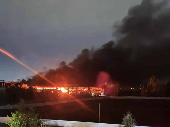 Наслідки потужної пожежі в окупованому Донецьку після вибухів