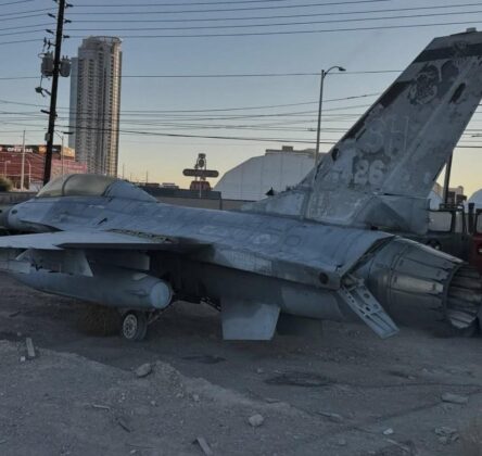 На сміттєзвалищі у Лас-Вегасі знайшли винищувач F-16