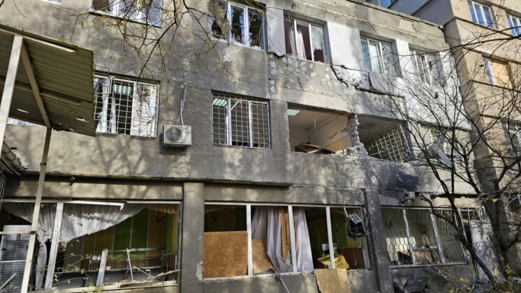 Окупанти обстріляли дитячу лікарню в Херсоні: постраждали діти та медики