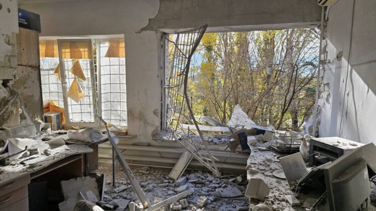 Окупанти обстріляли дитячу лікарню в Херсоні: постраждали діти та медики