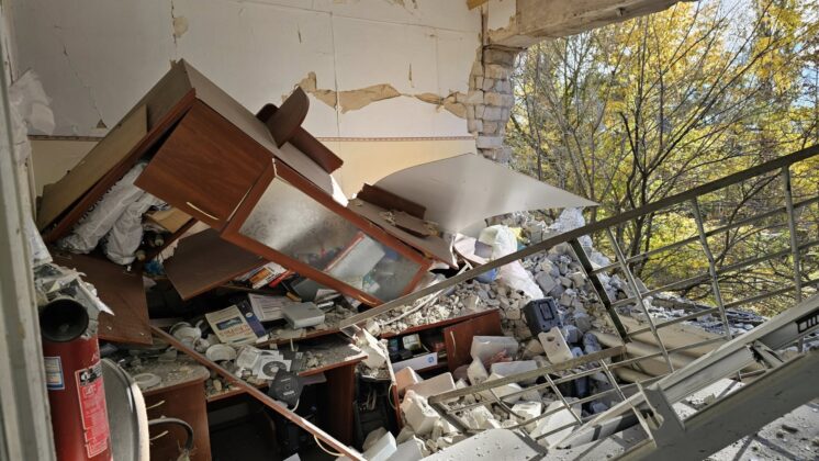 Окупанти обстріляли дитячу лікарню в Херсоні: постраждали діти та медики