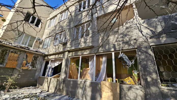 Окупанти обстріляли дитячу лікарню в Херсоні: постраждали діти та медики