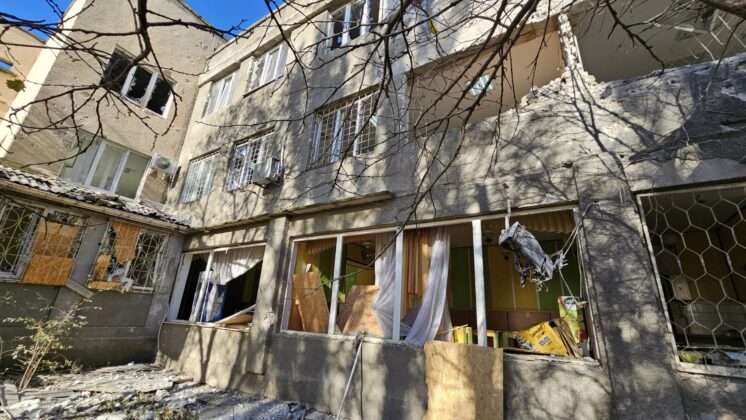 Окупанти обстріляли дитячу лікарню в Херсоні: постраждали діти та медики