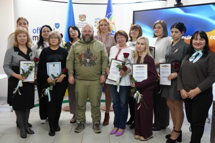 Очільник Луганщини привітав соцпрацівників із професійним святом