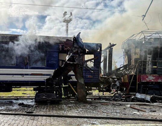 російський удар по поїздах у Шостці: відомо про жертву