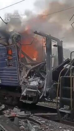 російський удар по поїздах у Шостці: відомо про жертву