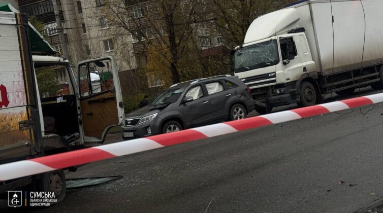 У Сумах ворожий безпілотник поцілив у перехрестя: дев’ять постраждалих
