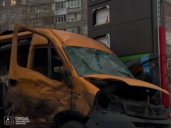 У Сумах ворожий безпілотник поцілив у перехрестя: дев’ять постраждалих