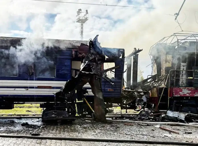 російський удар по поїздах у Шостці: відомо про жертву