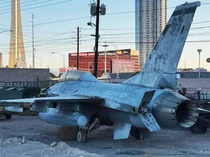 На сміттєзвалищі у Лас-Вегасі знайшли винищувач F-16