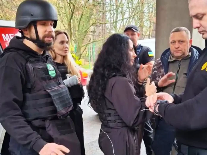 Анджеліна Джолі справляла нужду в ТЦК - ЗМІ