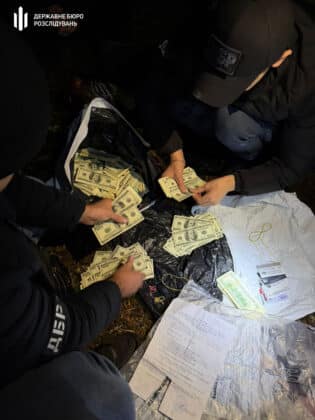 В лісі знайшли київського поліцейського з вкраденою купою грошей