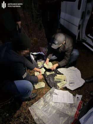 В лісі знайшли київського поліцейського з вкраденою купою грошей