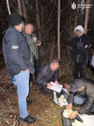 В лісі знайшли київського поліцейського з вкраденою купою грошей