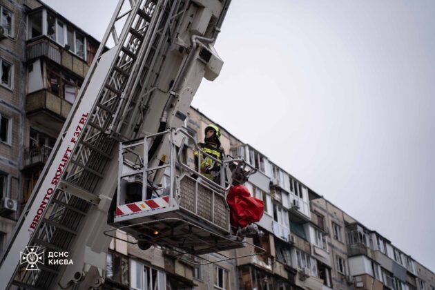 У Києві рятувальники завершили рятувальні роботи після удару рф